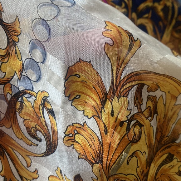 Pre-owned printed rectangular mixed silk scarf. - Picture 7 of 7
